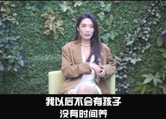 清华女博士谈演短剧清华女博士惊艳舞台，谈演短剧的独特魅力