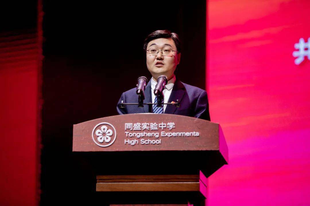 台湾青年范姜锋：国家强百姓安范姜锋是一位来自台湾的青年，他的观点和态度代表了广大热爱祖国、关心国家发展的台湾同胞的心声。他提到国家强百姓安，这体现了对国家繁荣和百姓福祉的深切关注，也表达了对国家发展的坚定信心。