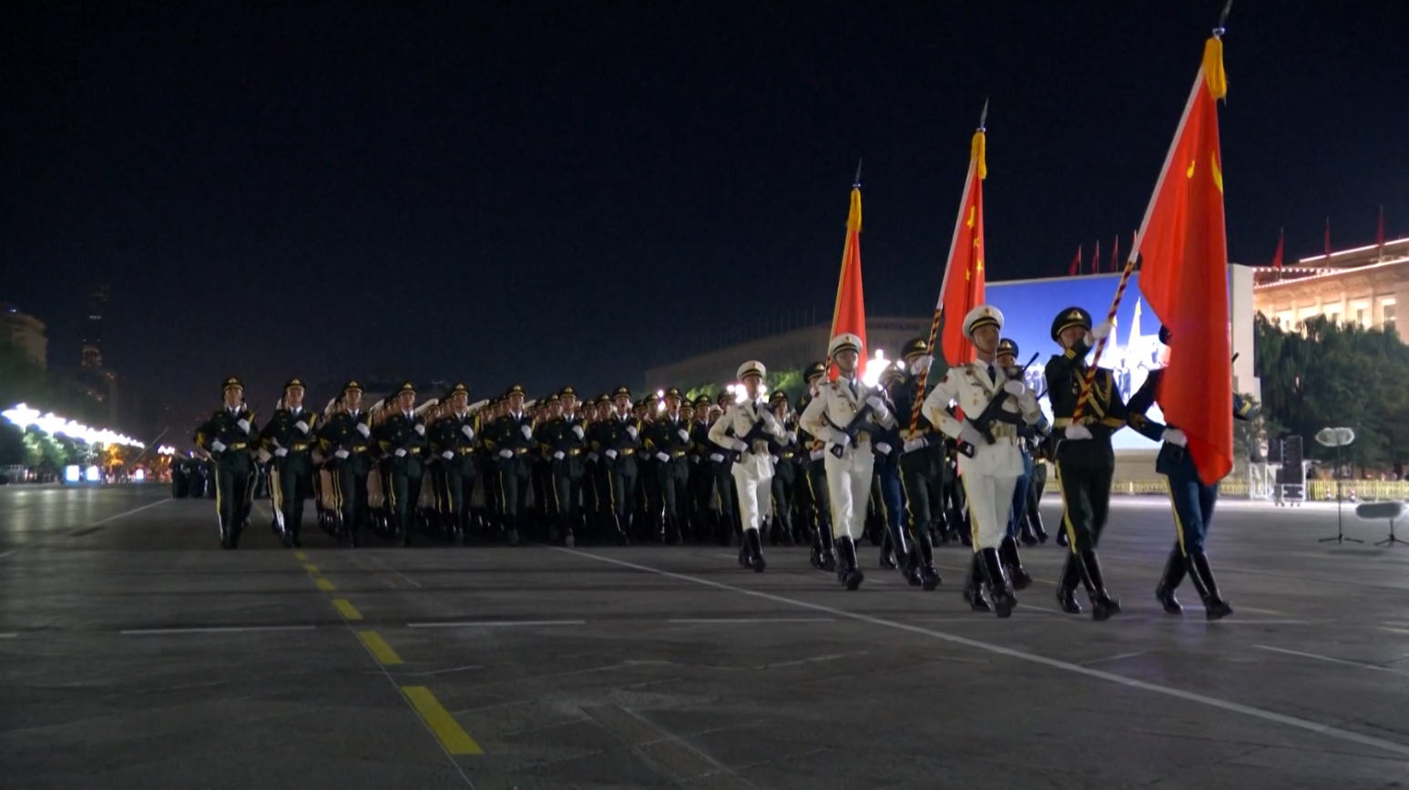 九三阅兵是哪年九三阅兵是2015年。标题可以是，回顾历史，纪念胜利——九三阅兵纪实。以下是详细内容