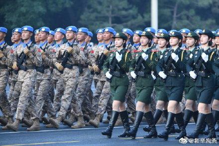 阅兵式上群众给站岗执勤兵哥哥扇扇子在阅兵式上，群众给站岗执勤的兵哥哥扇扇子是一种表达敬意和感激的方式。这些兵哥哥在炎热的天气中坚守岗位，为阅兵式的顺利进行提供了保障，他们的辛勤付出和无私奉献值得我们尊重和感激。